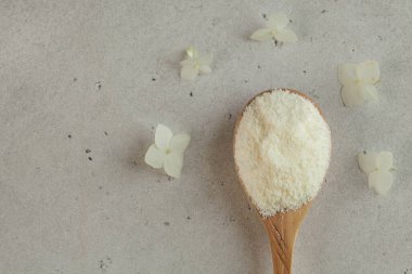 Tahta bir kaşıkta beyaz toz şeklinde kolajen. Cilt bakımı, gençleştirme. Uzayı kopyala Yüksek kalite fotoğraf