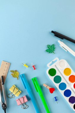  Mavi arka planda okul kırtasiyesi. Kırtasiye dükkanı kavramı, eğitim, okul hazırlığı, bilgi günü. Boşluğu kopyala