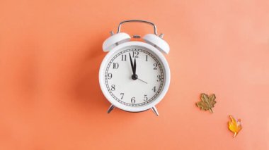 Sonbahar temalı stop motion. Sonbahar yaprakları çalar saatin etrafını sarar, metnin sonunda Merhaba sonbahar.