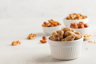 Kabuklarında fıstık var. Çeşit çeşit fındık badem, fındık, ceviz. Sağlıklı atıştırmalıklar. Uzayı kopyala Yüksek kalite fotoğraf