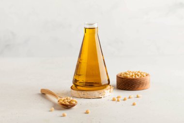 Sebze yağı, çam fıstığı. Sağlıklı beslenme kavramı. Boşluğu kopyala.