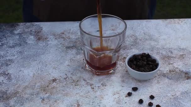 Il caffè è versato in una tazza. Un metodo alternativo di produzione del caffè, Barista. — Video Stock