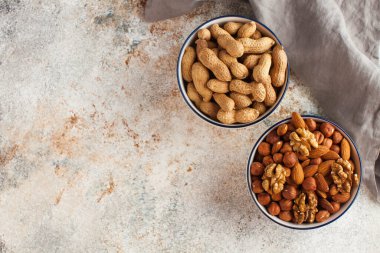 Fıstık, badem, ceviz. Sağlıklı gıda ve diyet kavramı. Bir kasede çeşitli fındıklar. Kaçık. Uzayı kopyala Yüksek kalite fotoğraf