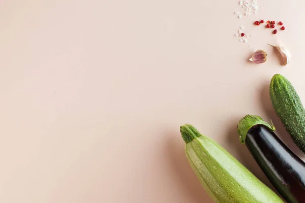 Kabak Patlıcan Pembe Arka Planda Salatalık Minimalizm Hasat Tarım Kavramı — Stok fotoğraf