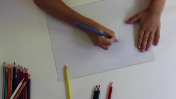 El niño escribe la letra A en papel con un lápiz. El concepto de preparación para la escuela — Vídeos de Stock