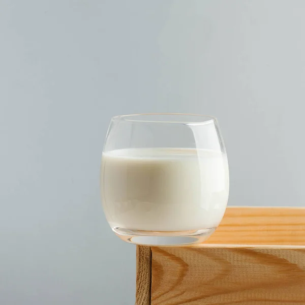 Стакан Молока Светлом Фоне Деревянной Коробке Концепция Фермерских Молочных Продуктов — стоковое фото