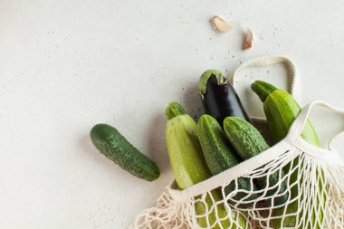 Sicim torbasında taze sebzeler, çevre dostu ürünler. Mevsimlik sebzeler. Hasat, tarım kavramı. Yüksek kalite fotoğraf