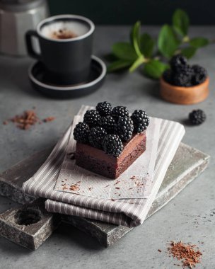 Taze böğürtlenli çikolatalı tatlı ve bir fincan kahve. Tatlı, yemek tarifi, kahve dükkanı menüsü. Yüksek kalite fotoğraf