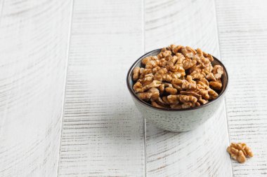 Hafif ahşap bir masada bir kasede ceviz. Sağlıklı atıştırmalıklar, sağlıklı yiyecekler. Kaçık. Yüksek kalite fotoğraf