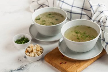 Ev yapımı kraker ve dereotlu et suyu. Sağlıklı beslenme kavramı. 