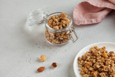 Altın kaşıklı fındıklı ev yapımı granola. Boşluğu kopyala.