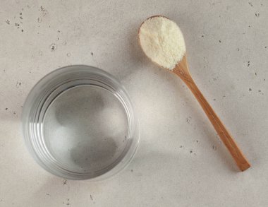 Tahta bir kaşıkta beyaz toz şeklinde kolajen. Cilt bakımı, gençleştirme. Uzayı kopyala Yüksek kalite fotoğraf