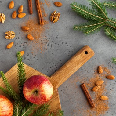 Ladin dalları, tarçın, elma ve fındık çerçevesi. Noel kartı. Yeni yıl. 2021 yılı. Uzayı kopyala Yüksek kalite fotoğraf