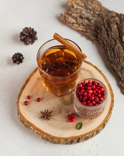 Chá Quente Com Especiarias Maçã Cranberry Bagas Uma Caneca Vidro — Fotografia de Stock