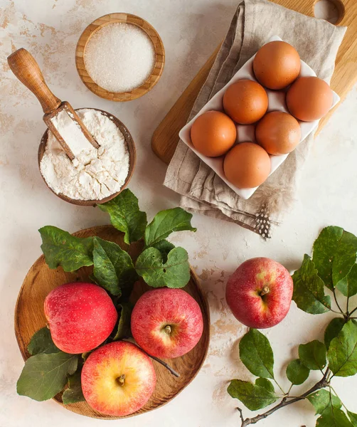 Sonbahar pastası yapmak için malzemeler, Charlotte elma, un, yumurta, şeker gibi. Sonbahar havası. Tatlı pişirme tarifleri