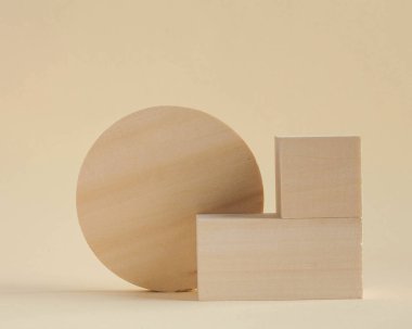Bej arka planda tahta dikdörtgen şekiller. Soyut geometrik şekiller. Ürününüz için boş podyumlar. Minimalizm