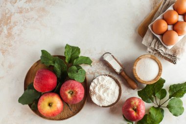 Sonbahar elmalı turtası. Elmalı turta, Charlotte ve tarif için boş bir yer. Uzayı kopyala Sonbahar havası. Yüksek kalite fotoğraf