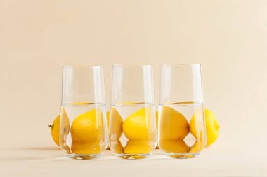 Bir bardak su için limon. Suyun çarpık görüntüsü. Sanat konsepti, trend fotoğraf. Minimalizm. Uzayı kopyala Yüksek kalite fotoğraf