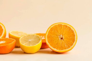 Limon, portakal, bej arka planda mandalina gibi turunç meyveleri. Vitaminler, mevsimlik meyveler, bağışıklık sistemini güçlendiren yiyecekler. Uzayı kopyala Yüksek kalite fotoğraf