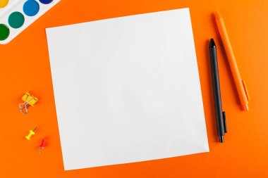 Cadılar Bayramı için origami kağıtları için adım adım talimatlar. Adım 1: Kare bir kağıt al. Tüm Azizler Günü için. Yüksek kalite fotoğraf