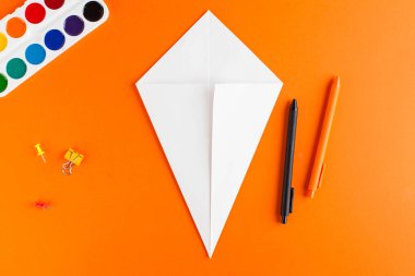 Cadılar Bayramı için origami kağıtları için adım adım talimatlar. Dördüncü adım. Tüm Azizler Günü için. Yüksek kalite fotoğraf