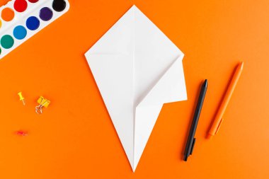 Cadılar Bayramı için origami kağıtları için adım adım talimatlar. Beşinci adım. Tüm Azizler Günü için. Yüksek kalite fotoğraf