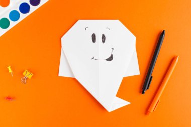 Cadılar Bayramı için origami kağıtları için adım adım talimatlar. 12. adım. Tüm Azizler Günü için. Yüksek kalite fotoğraf