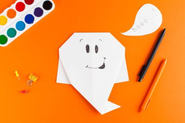 Cadılar Bayramı için origami kağıtları için adım adım talimatlar. 13. adım. Tüm Azizler Günü için. Yüksek kalite fotoğraf