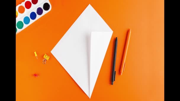 Stop de bewegingsvideo stap-voor-stap instructies voor Halloween. origami instructies. Hoe maak je een Ghost van papier. het concept van Halloween. Eenvoudige ambachten creatieve idee. — Stockvideo