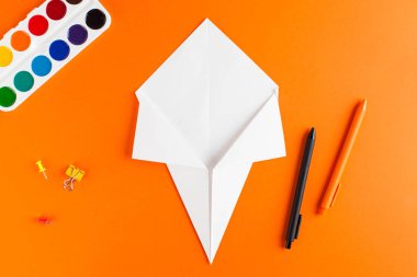 Cadılar Bayramı için origami kağıtları için adım adım talimatlar. Yedinci adım. Tüm Azizler Günü için. Yüksek kalite fotoğraf