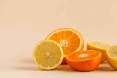 Limon, portakal, bej arka planda mandalina gibi turunç meyveleri. Vitaminler, mevsimlik meyveler, bağışıklık sistemini güçlendiren yiyecekler. Uzayı kopyala Yüksek kalite fotoğraf