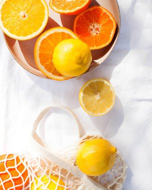 Limon, portakal, mandalina gibi meyveler. Vitaminler, mevsimlik meyveler, bağışıklık sistemini güçlendiren yiyecekler. Uzayı kopyala Yüksek kalite fotoğraf