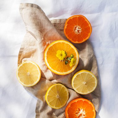 Limon, portakal, mandalina gibi meyveler. Vitaminler, mevsimlik meyveler, bağışıklık sistemini güçlendiren yiyecekler. Uzayı kopyala Yüksek kalite fotoğraf