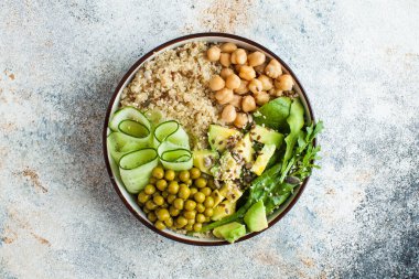 Buda kasesinden alınmış sağlıklı sebze yemeği kinoa, avokado, nohut, salatalık. Vejetaryenler için sağlıklı yemek konsepti, bir trend yemeği. Yüksek kalite fotoğraf