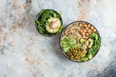 Buda kasesinden alınmış sağlıklı sebze yemeği kinoa, avokado, nohut, salatalık. Vejetaryenler için sağlıklı yemek konsepti, bir trend yemeği. Yüksek kalite fotoğraf