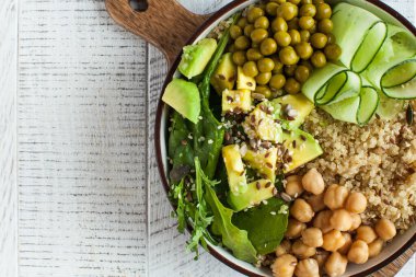 Buda kasesinden alınmış sağlıklı sebze yemeği kinoa, avokado, nohut, salatalık. Vejetaryenler için sağlıklı yemek konsepti, bir trend yemeği. Yüksek kalite fotoğraf