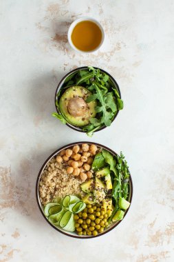 Buda kasesinden alınmış sağlıklı sebze yemeği kinoa, avokado, nohut, salatalık. Vejetaryenler için sağlıklı yemek konsepti, bir trend yemeği. Yüksek kalite fotoğraf