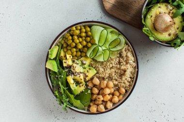 Buda kasesinden alınmış sağlıklı sebze yemeği kinoa, avokado, nohut, salatalık. Vejetaryenler için sağlıklı yemek konsepti, bir trend yemeği. Yüksek kalite fotoğraf
