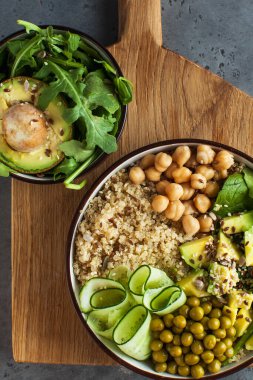 Buda kasesinden alınmış sağlıklı sebze yemeği kinoa, avokado, nohut, salatalık. Vejetaryenler için sağlıklı yemek konsepti, bir trend yemeği. Yüksek kalite fotoğraf