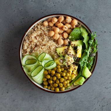 Buda kasesinden alınmış sağlıklı sebze yemeği kinoa, avokado, nohut, salatalık. Vejetaryenler için sağlıklı yemek konsepti, bir trend yemeği. Yüksek kalite fotoğraf