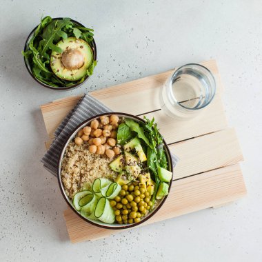 Buda kasesinden alınmış sağlıklı sebze yemeği kinoa, avokado, nohut, salatalık. Vejetaryenler için sağlıklı yemek konsepti, bir trend yemeği. Yüksek kalite fotoğraf