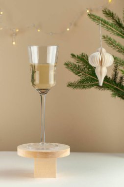 Mutlu yıllar 2021. Yeni yıl, Noel geçmişi. Bir bardak şarap, ağacın bir dalı. Uzayı kopyala Minimalizm. Yüksek kalite fotoğraf