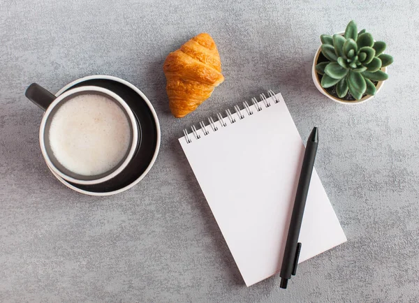 Beyaz defter, kahve ve kruvasan. Metni girmek için Notepad 'in boş sayfası. Uzayı kopyala Yaşam tarzı. Yüksek kalite fotoğraf