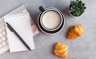 Beyaz defter, kahve ve kruvasan. Metni girmek için Notepad 'in boş sayfası. Uzayı kopyala Yaşam tarzı. Yüksek kalite fotoğraf