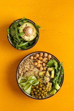 Buda kasesinden alınmış sağlıklı sebze yemeği kinoa, avokado, nohut, salatalık. Vejetaryenler için sağlıklı yemek konsepti, bir trend yemeği. Yüksek kalite fotoğraf