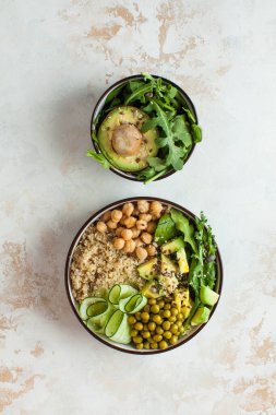 Buda kasesinden alınmış sağlıklı sebze yemeği kinoa, avokado, nohut, salatalık. Vejetaryenler için sağlıklı yemek konsepti, bir trend yemeği. Yüksek kalite fotoğraf