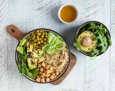 Buda kasesinden alınmış sağlıklı sebze yemeği kinoa, avokado, nohut, salatalık. Vejetaryenler için sağlıklı yemek konsepti, bir trend yemeği. Yüksek kalite fotoğraf