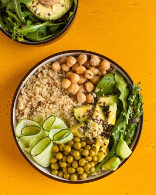 Buda kasesinden alınmış sağlıklı sebze yemeği kinoa, avokado, nohut, salatalık. Vejetaryenler için sağlıklı yemek konsepti, bir trend yemeği. Yüksek kalite fotoğraf