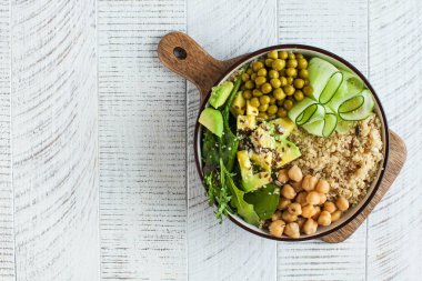 Buda kasesinden alınmış sağlıklı sebze yemeği kinoa, avokado, nohut, salatalık. Vejetaryenler için sağlıklı yemek konsepti, bir trend yemeği. Yüksek kalite fotoğraf