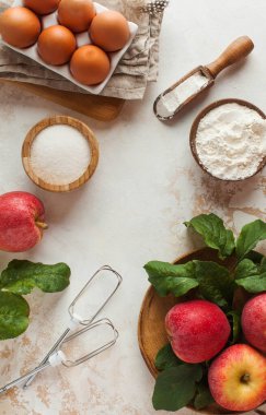 Sonbahar elmalı turtası. Elmalı turta, Charlotte ve tarif için boş bir yer. Uzayı kopyala Sonbahar havası. Yüksek kalite fotoğraf